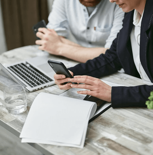 Instant Akpro 2X illustration de l'équipe de soutien